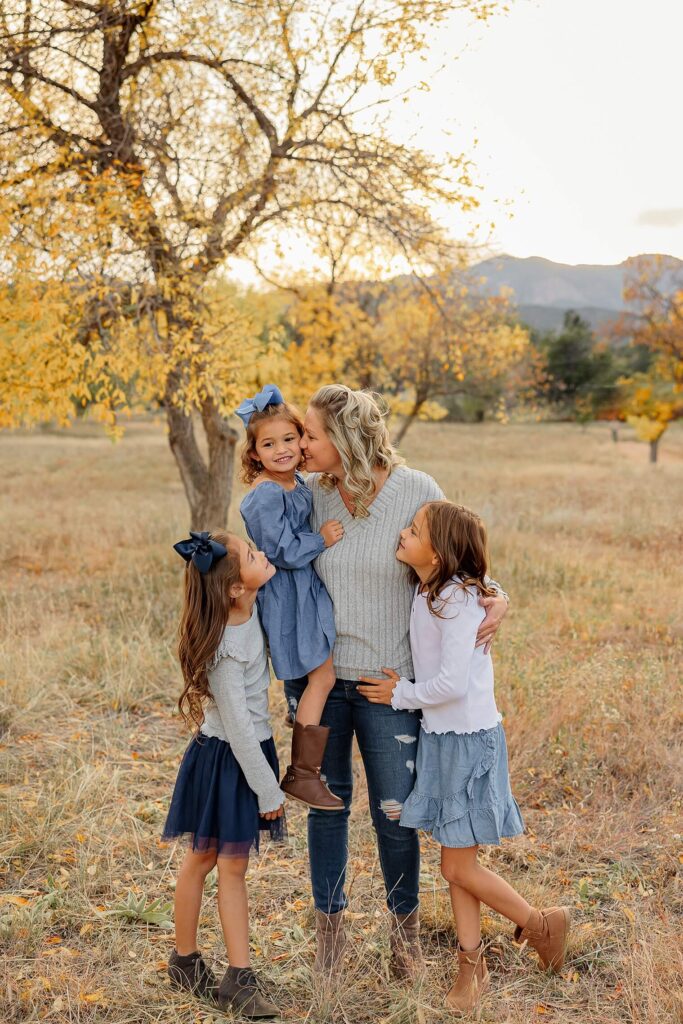 family kisses for photoshoot