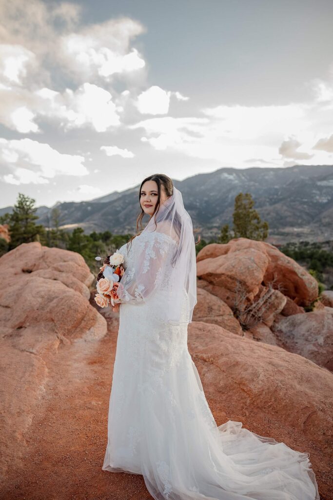 bride photo garden of the  gods