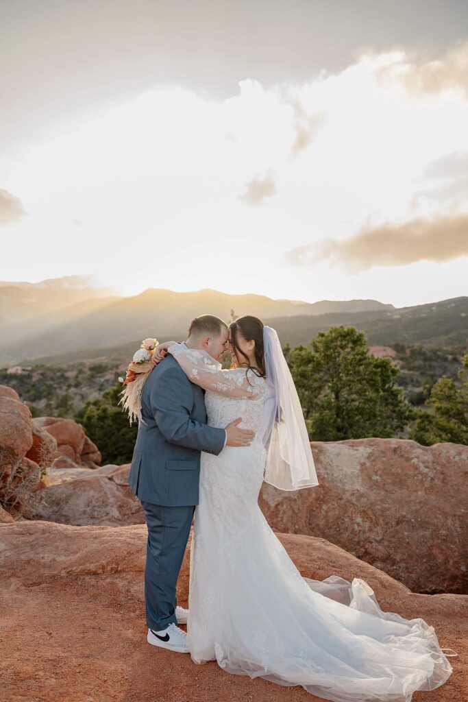 garden of the gods elopement first kiss